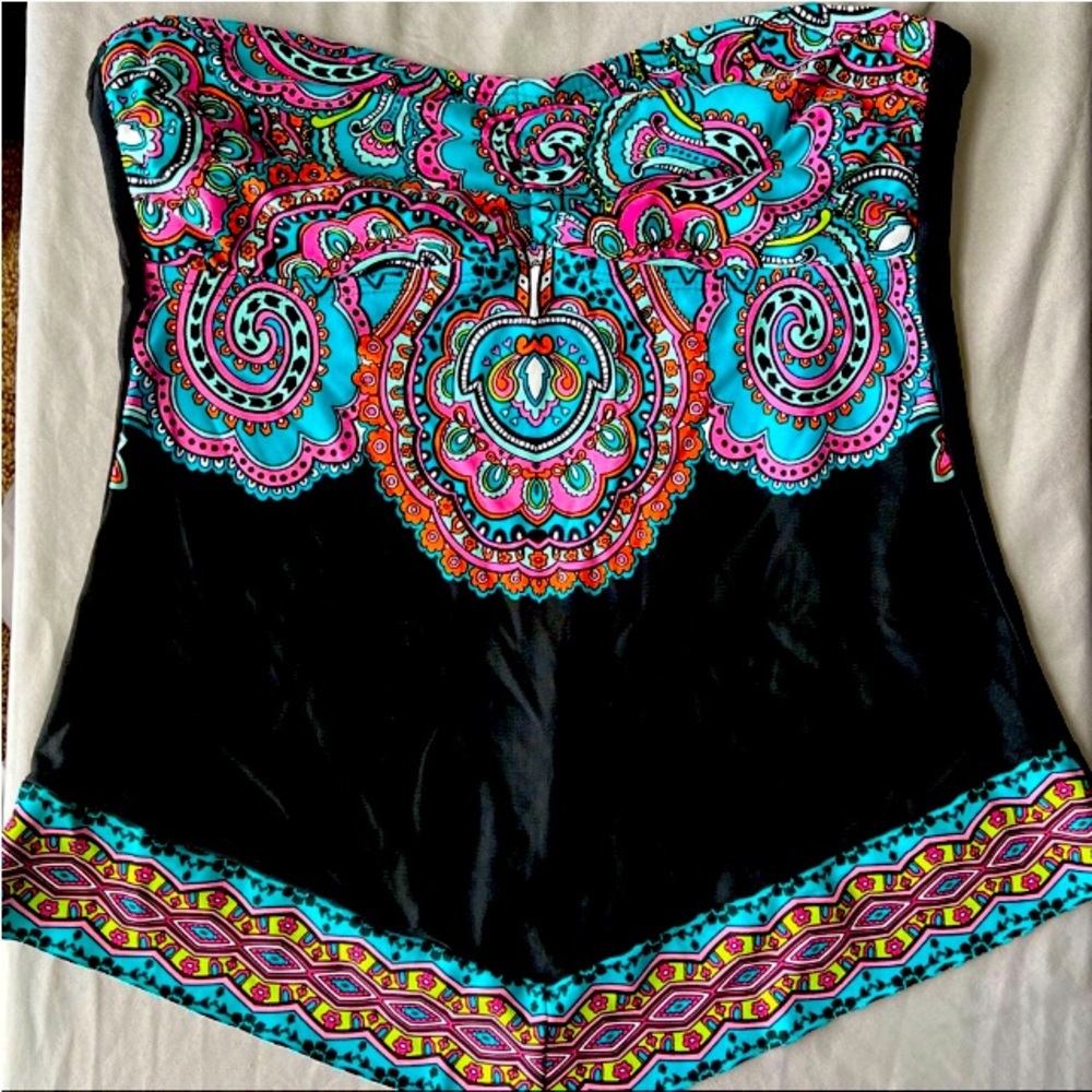 Very Cute Fitted Strapless Top w/pretty design ~ Size 6 fits like Small